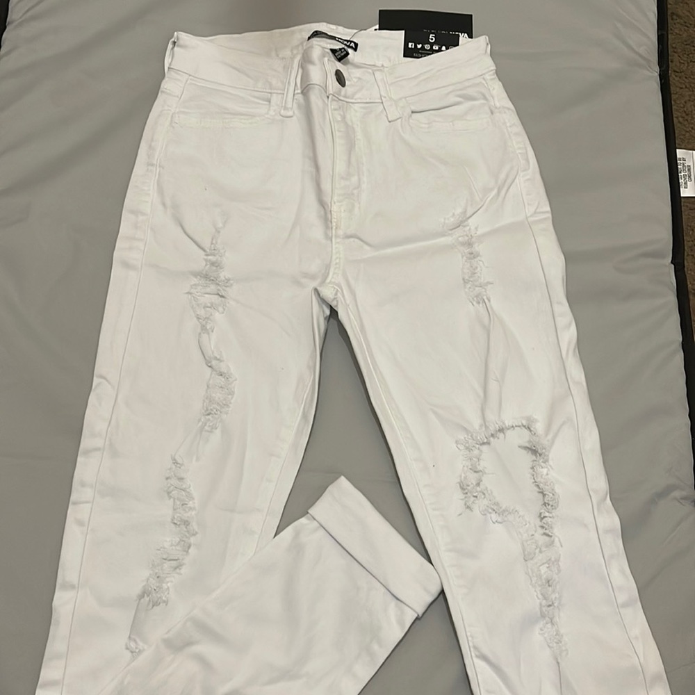 White fashion nova pants size 5 BRAND NEW WITH TAGS